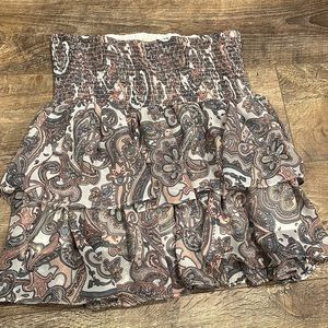 Wide-band, tiered skirt. Elastic waist. Size:S